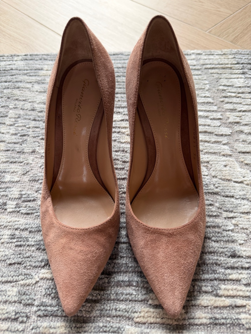 Gianvito Rossi Suede Pointed-Toe Pumps in Camoscio Praline (Dusty Rose Brown)